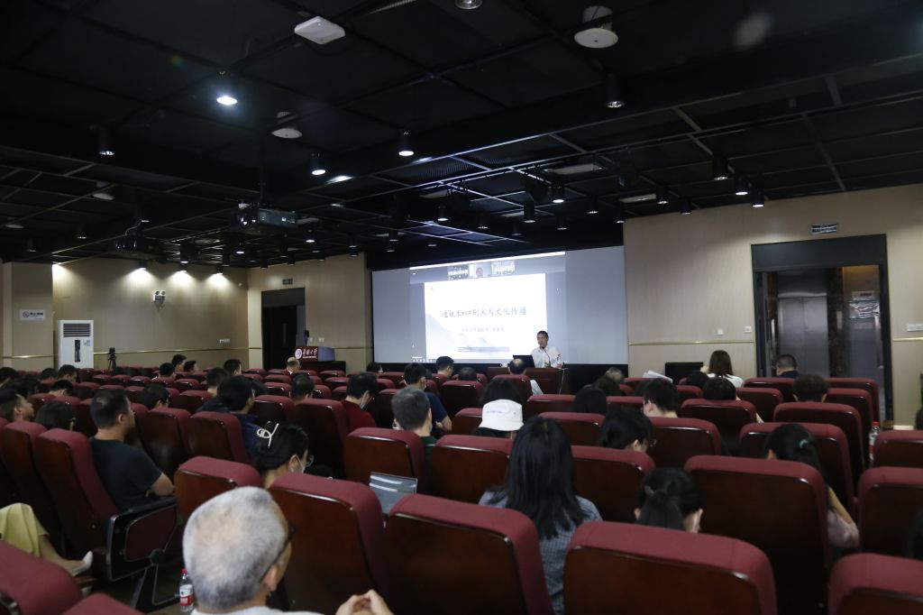 学院全体教职工线下听取讲座.jpg
