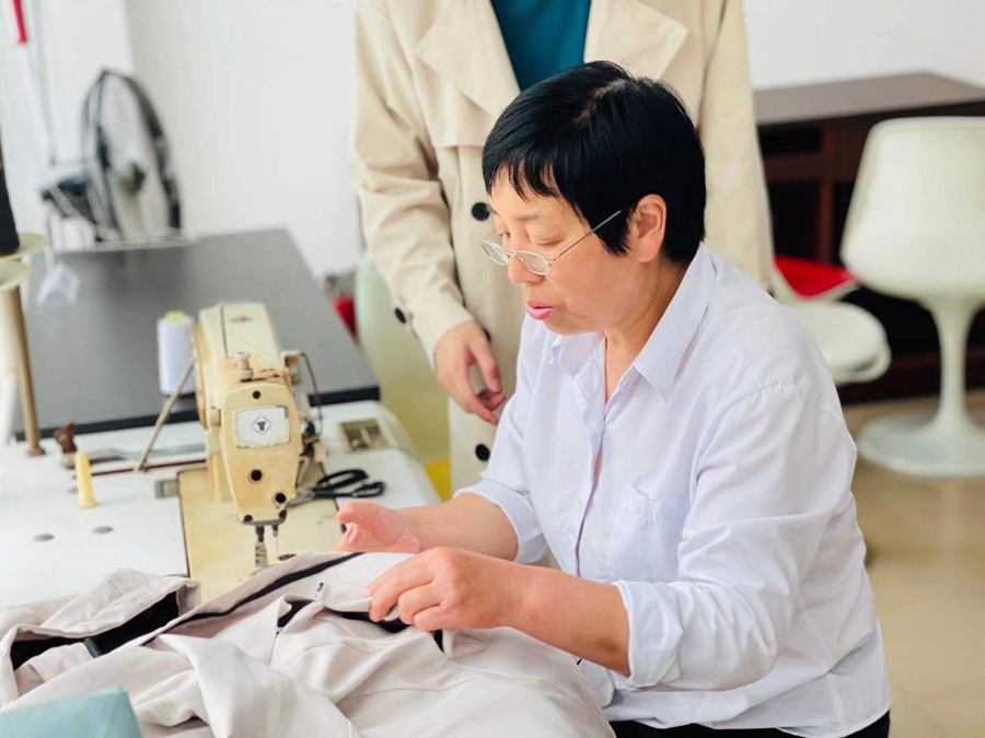 LOCAL166683788659328Y0TBZM05.jpg 学生社区“爱心缝补”暖心服务。华侨大学供图