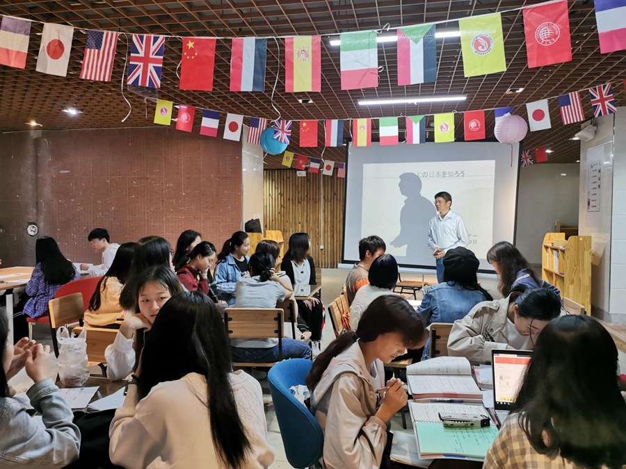 LOCAL16668378089164IX03YBNP2.jpg 外国语学院专任教师在学生社区开展学业辅导