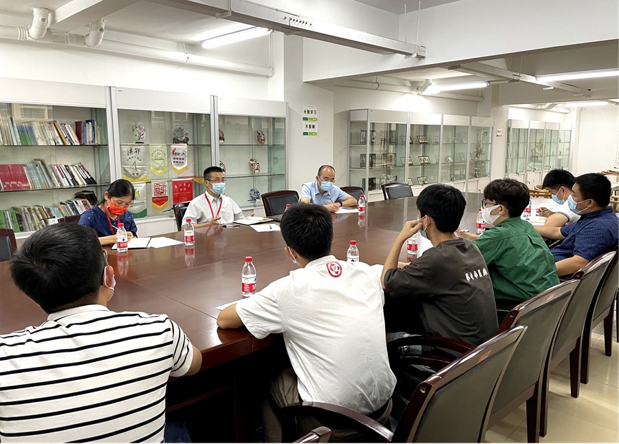 LOCAL16668379527582FTJAU3KPB.jpg 华侨大学校长吴剑平与楼栋学生座谈交流。华侨大学供图