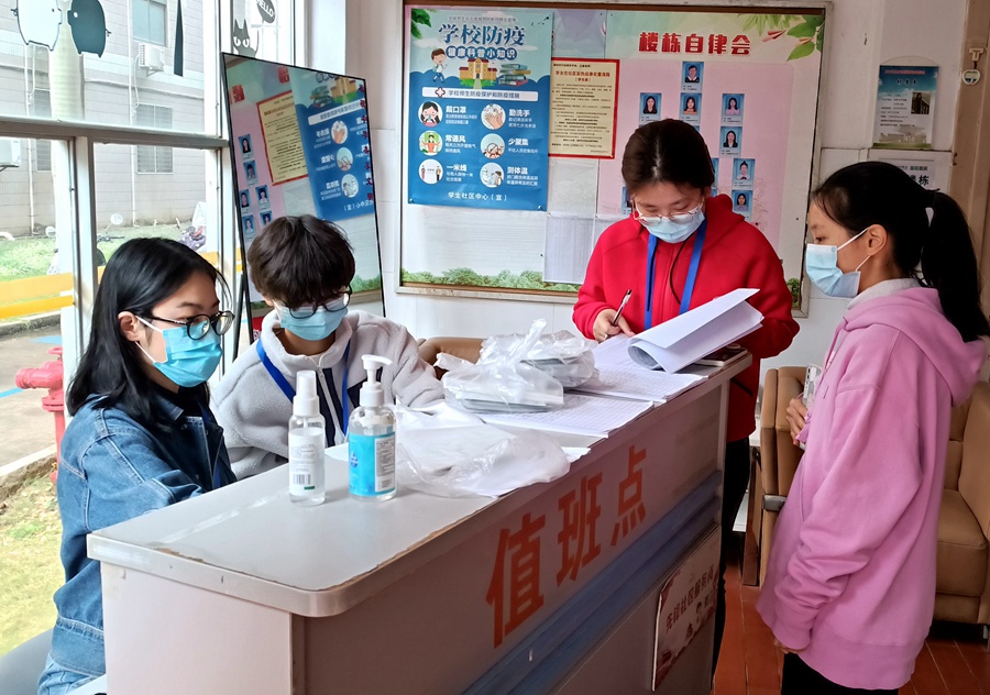 LOCAL16668375623280F11VAQMLZ.jpg 楼栋学生党员参加疫情防控志愿服务活动。华侨大学供图