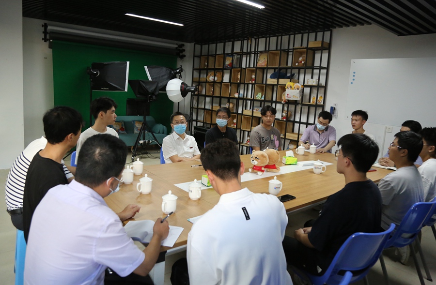 LOCAL1666837924494TQC9DFRAGG.jpg 华侨大学党委书记徐西鹏与楼栋学生座谈交流。华侨大学供图