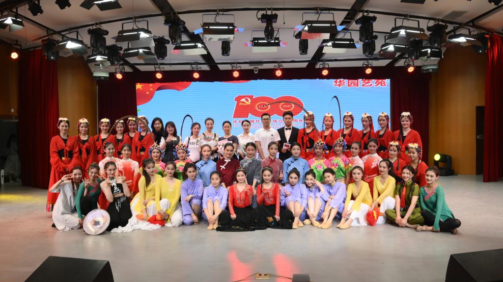 演职人员合影.jpg 演职人员合影.jpg