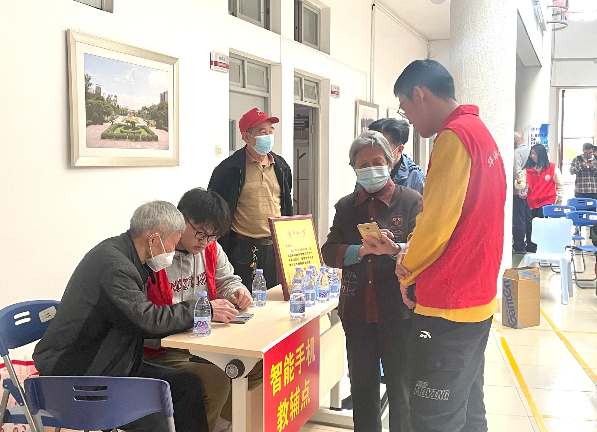 志愿者为老教师讲解手机使用 .jpg