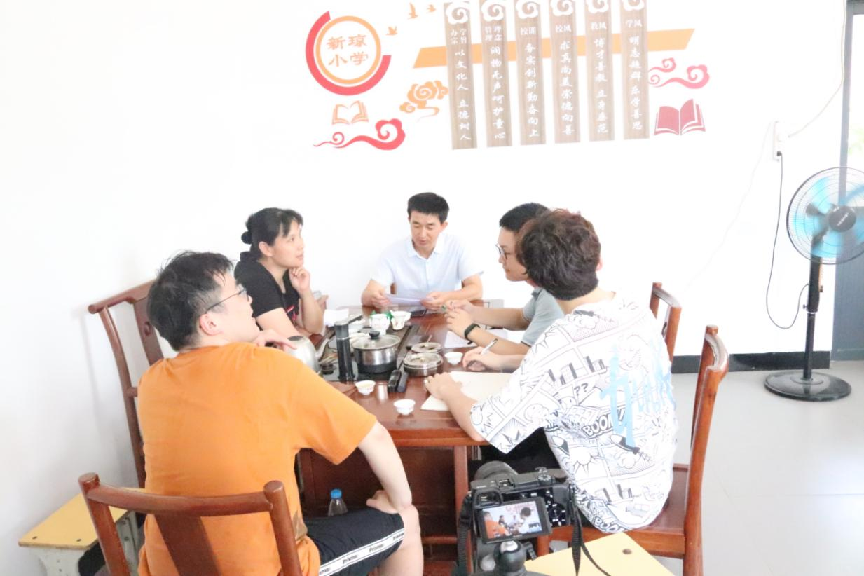 3.图为团队和新琼村村长(左三)和新琼村妇联主席(左二)访谈,实地了解新琼村乡村发展现状.png 3.图为团队和新琼村村长(左三)和新琼村妇联主席(左二)访谈,实地了解新琼村乡村发展现状.png