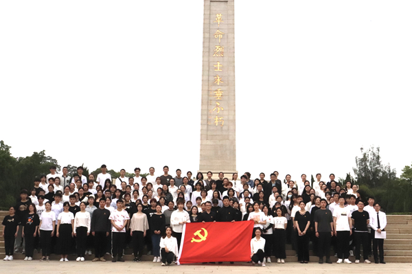 百名党员纪念碑前合影_副本.jpg
