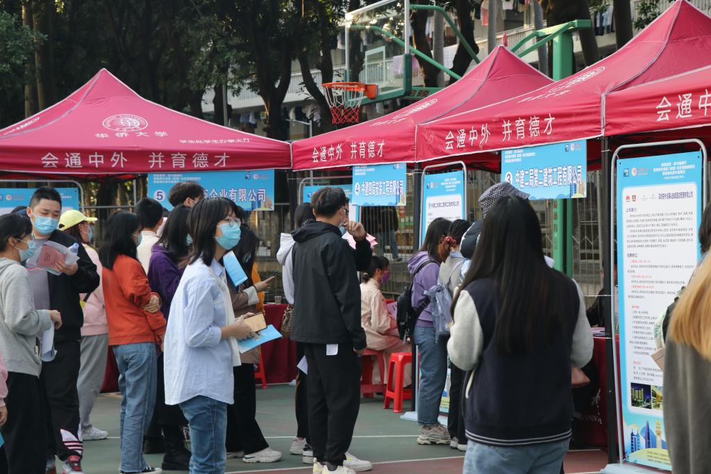 泉州招聘会现场学生排队等待面试.jpg
