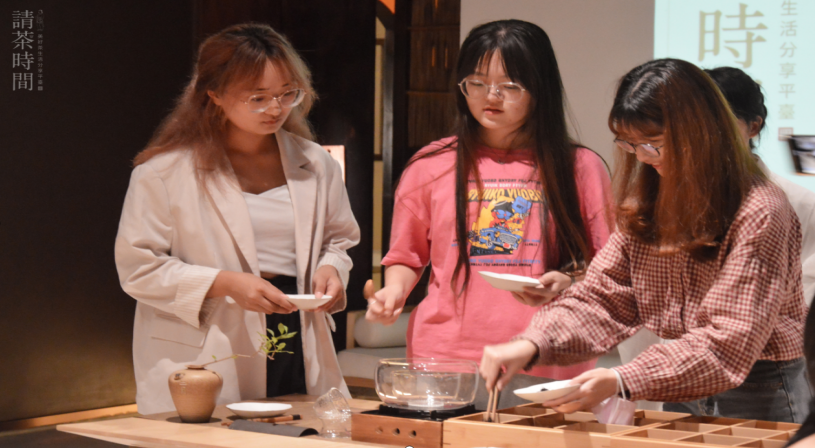 学生进行请茶体验.png 学生进行请茶体验.png