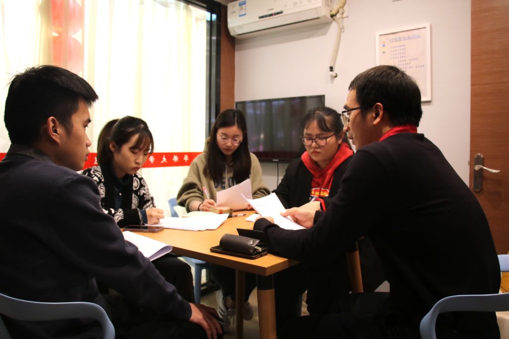 专业教师开展学业辅导.jpg 专业教师开展学业辅导.jpg