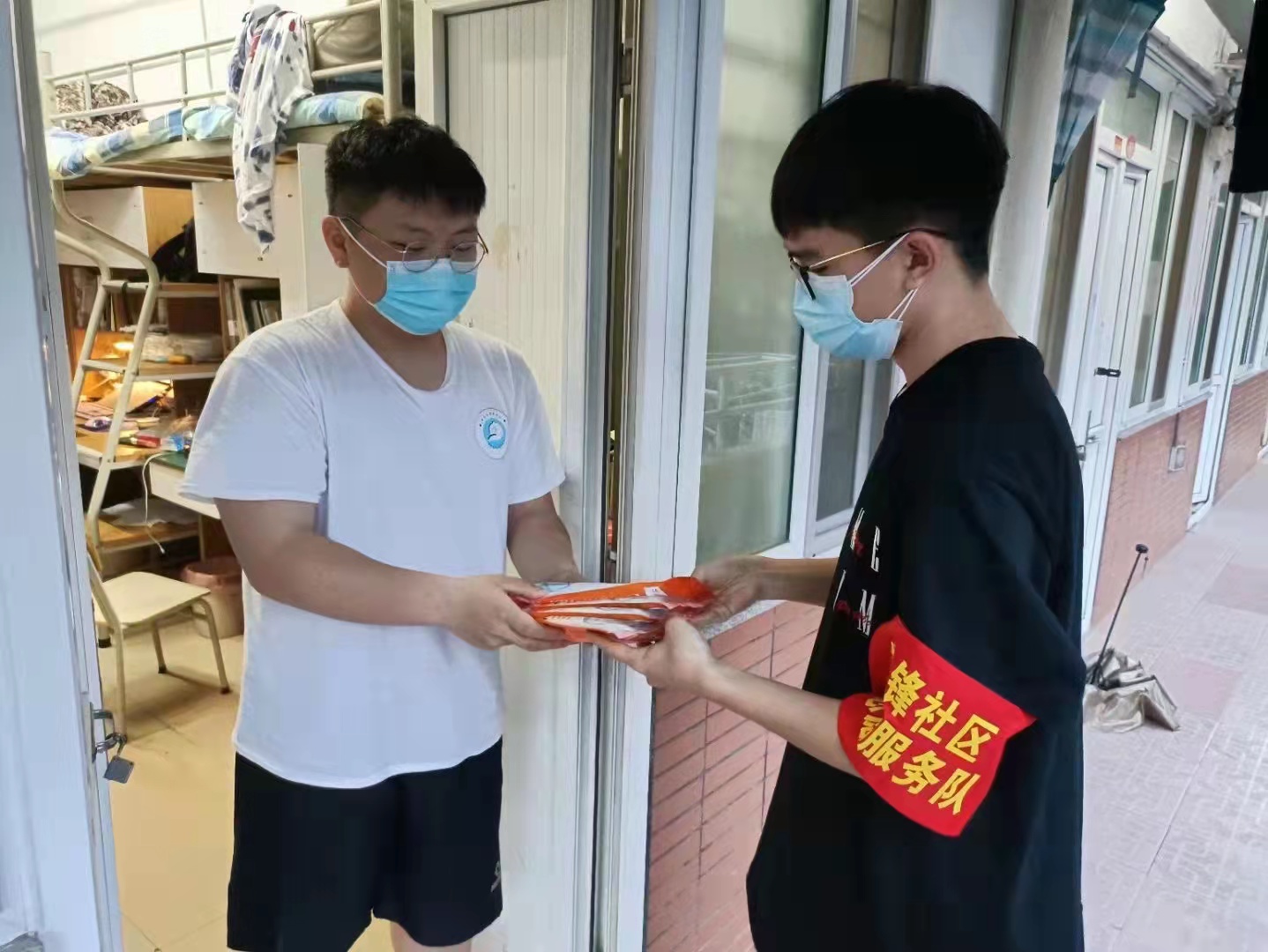 36#楼栋志愿者高佳棋为同学分发防疫物资.jpg