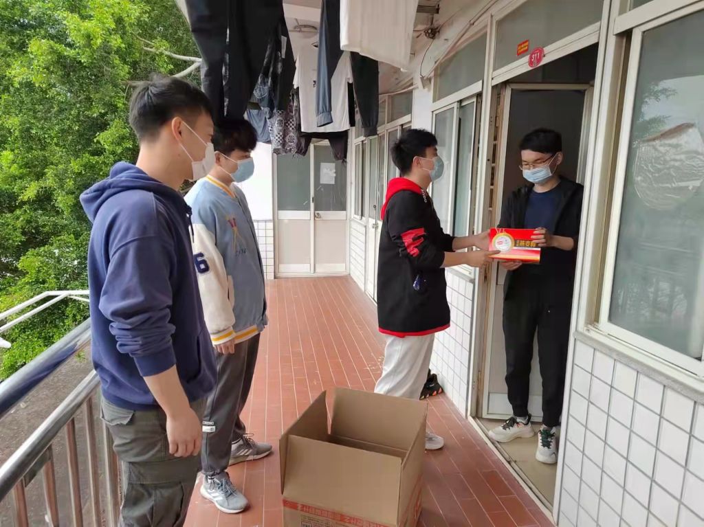 楼栋志愿服务队为同学们发放慰问品.jpg