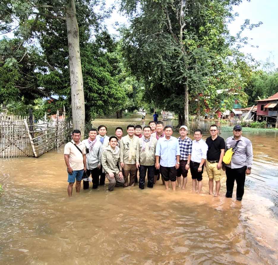 厦门华侨大学柬埔寨校友会向受灾民众捐赠紧急物资 厦门华侨大学柬埔寨校友会向受灾民众捐赠紧急物资