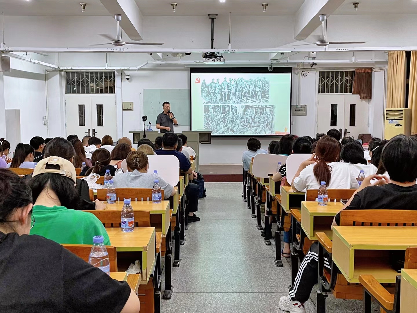 院长讲党课2.jpg 院长讲党课2.jpg