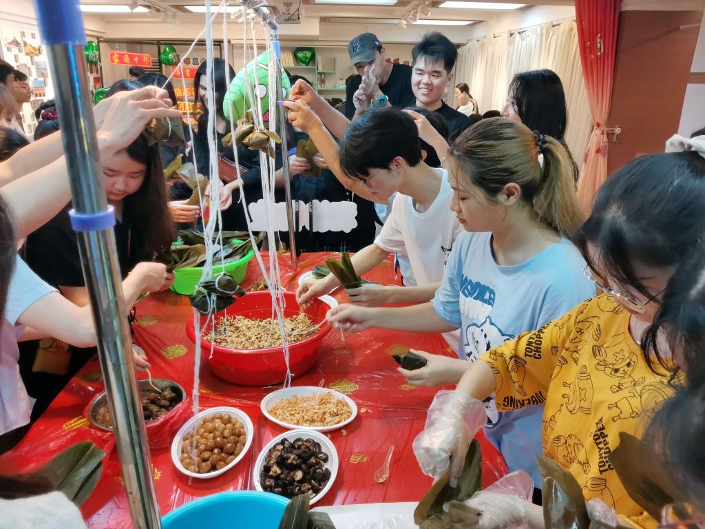 7.境内外同学包粽子共度端午传统节日.jpg