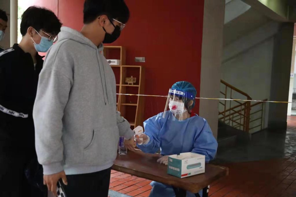 华侨大学侨联副主席宋秋玲在参与核酸检测志愿服务.jpg 华侨大学侨联副主席宋秋玲在参与核酸检测志愿服务.jpg