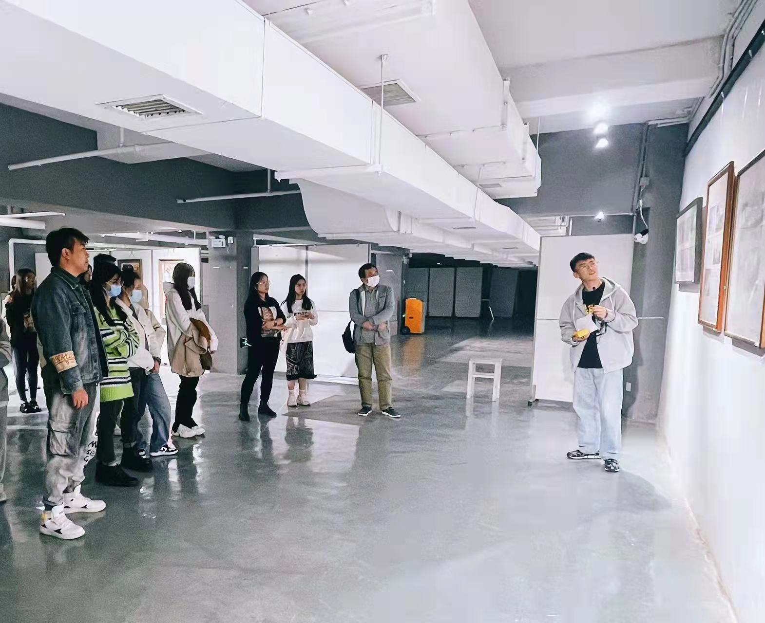 学生党员接收自己的作品.jpg 学生党员接收自己的作品.jpg