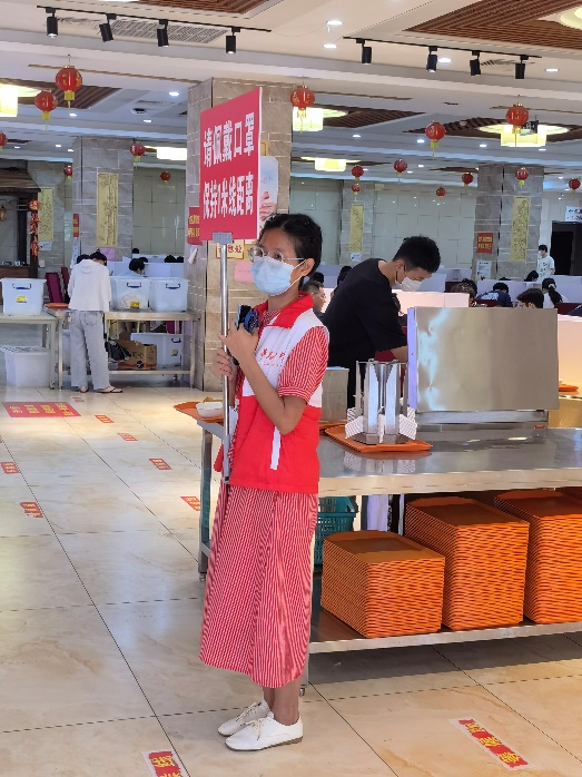 志愿者在维护餐厅秩序(缅甸研究生杨宝珠).png