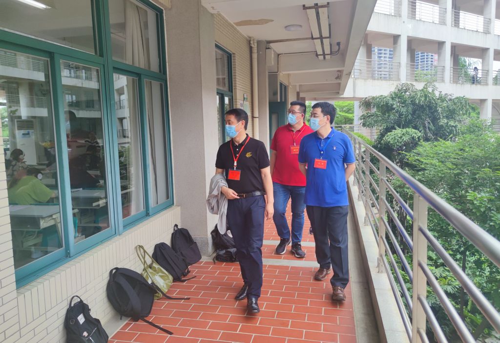 万安伦副校长带队在厦门校区巡视考场.jpg