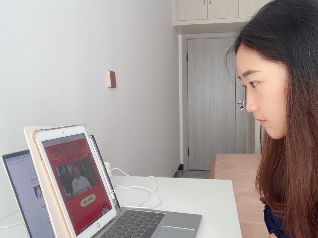 宣讲团成员张薇认真收看“同上一堂奥运思政大课”.jpg