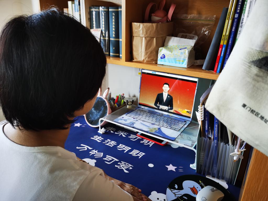 21级新生魏超认真收看“同上一堂奥运思政大课”.jpg