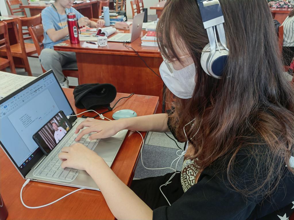 学生师梦晴在图书馆收看“同上一堂奥运思政大课”.jpg