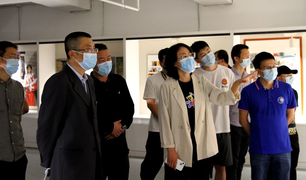 校领导参观展览2.jpg 校领导参观展览2.jpg