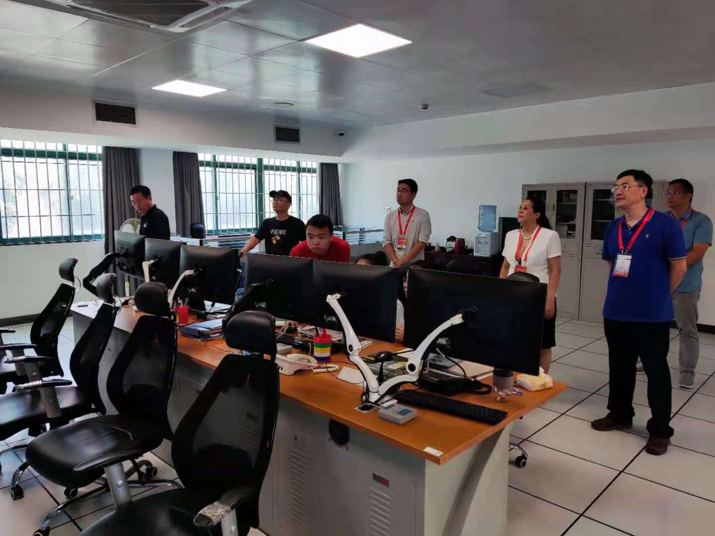 副校长王丽霞在集成控制中心检查厦门校区考试整体情况.jpg 副校长王丽霞在集成控制中心检查厦门校区考试整体情况.jpg