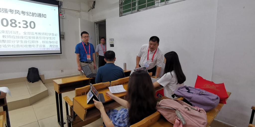 副校长彭霈检查线上考试监考情况.jpg 副校长彭霈检查线上考试监考情况.jpg