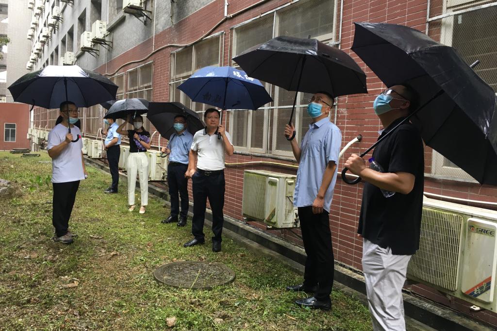 检查学生宿舍楼后侧山体护坡.jpg 检查学生宿舍楼后侧山体护坡.jpg