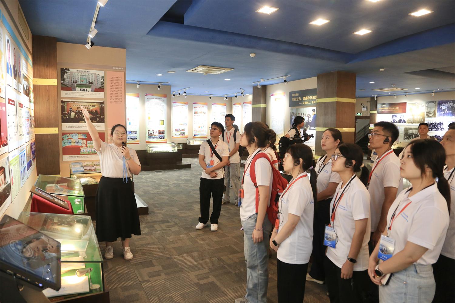 default.jpg 实践队师生在暨南大学校史馆和华侨华人文献馆调研