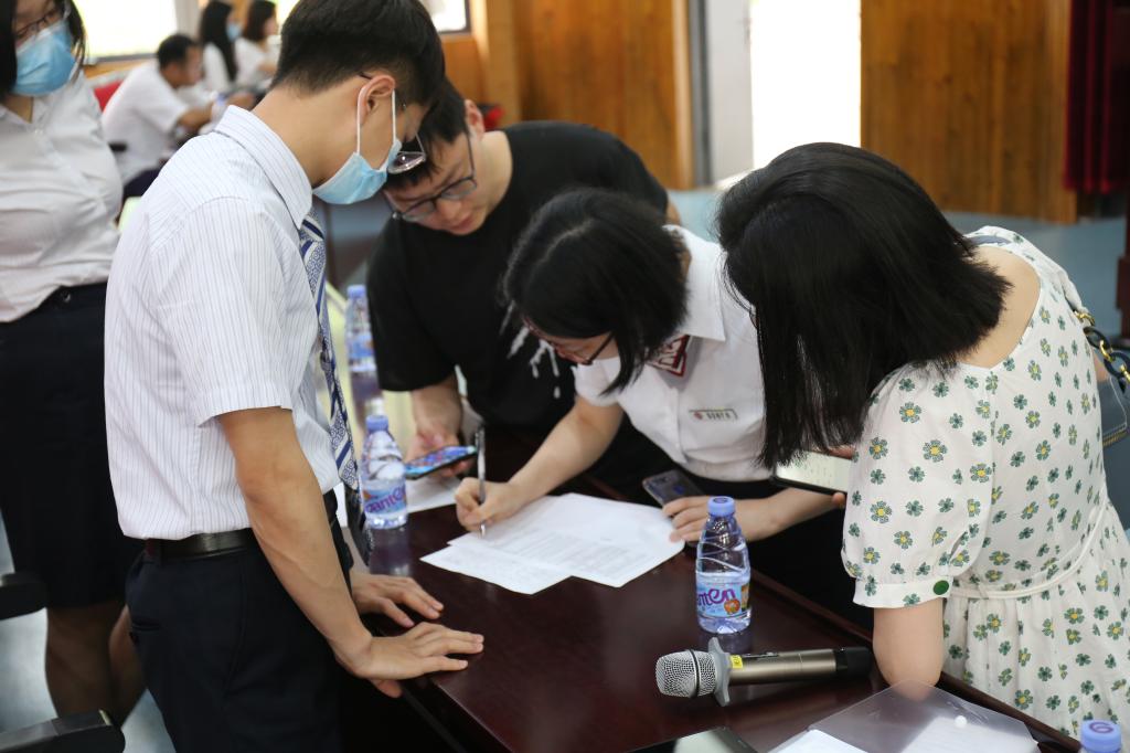 银行工作人员为学生答疑.JPG 银行工作人员为学生答疑.JPG