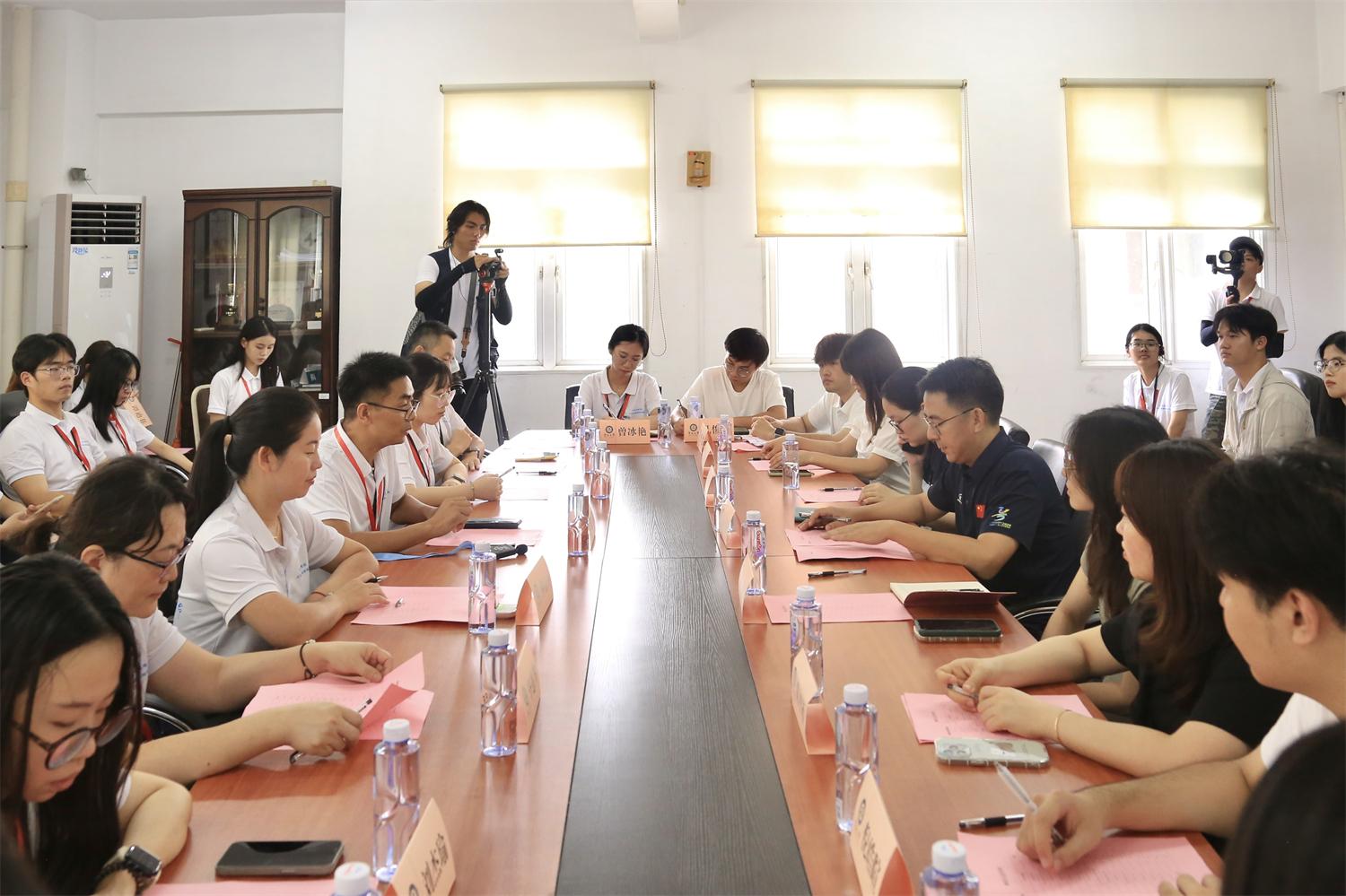 default.jpg 实践队师生在暨南大学开展座谈交流