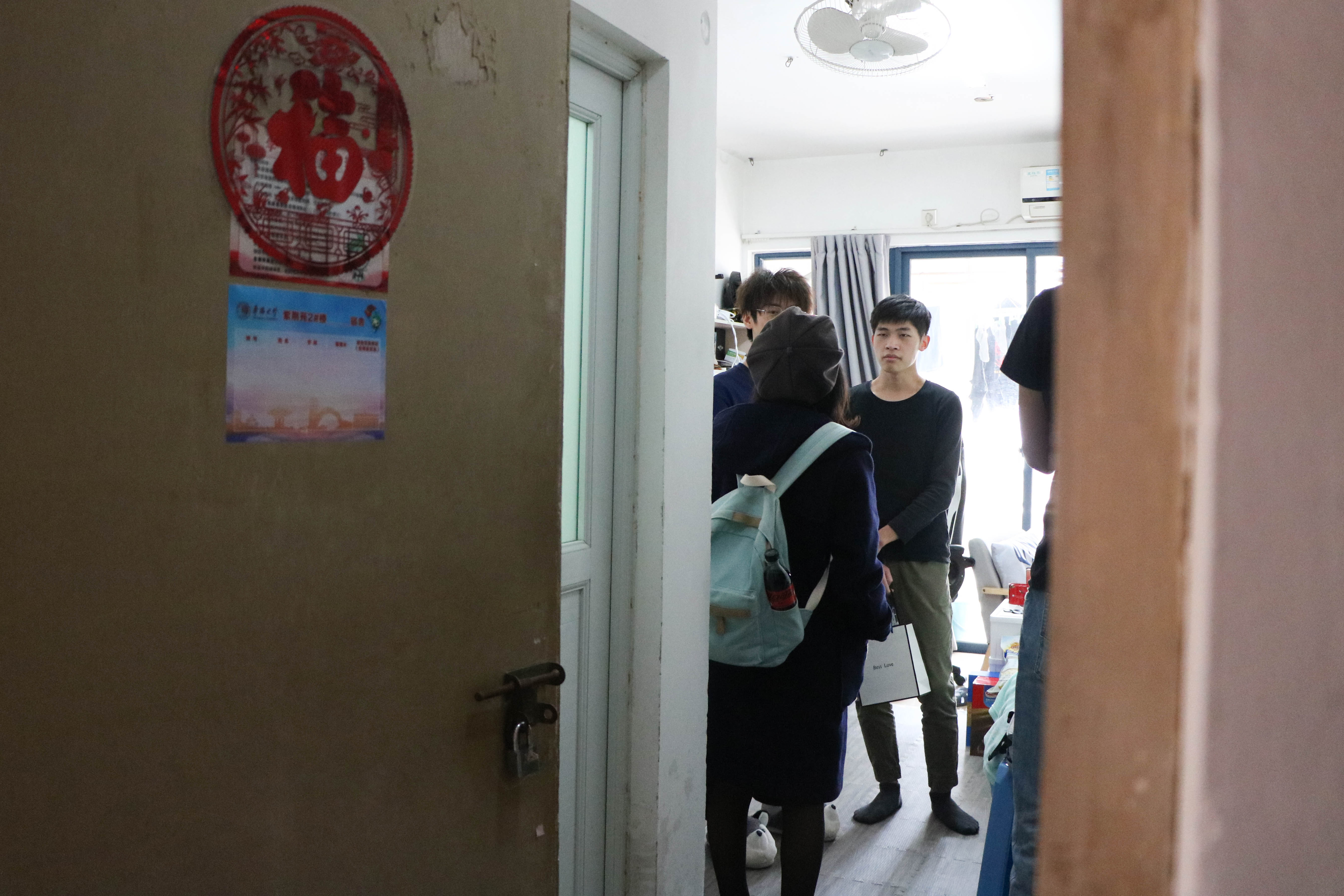 院领导和辅导员到宿舍慰问留校学生并送上防疫礼包.jpg