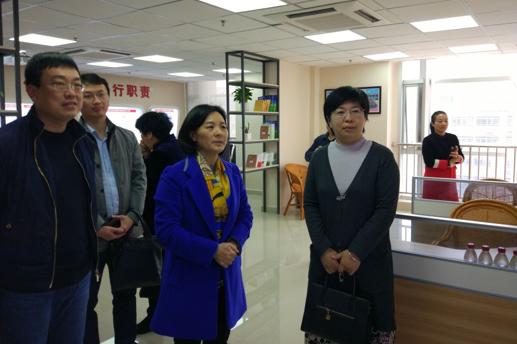 2019年3月14日市人大常委会委员徐华参观调研石狮市湖滨街道人大代表联系群众活动室建设运行情况.jpg 2019年3月14日市人大常委会委员徐华参观调研石狮市湖滨街道人大代表联系群众活动室建设运行情况.jpg