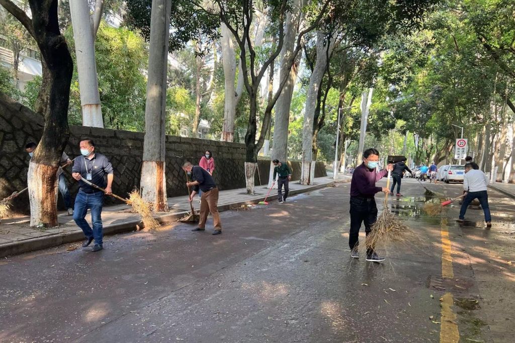 图2积极参加华园建设奉献爱心.jpg