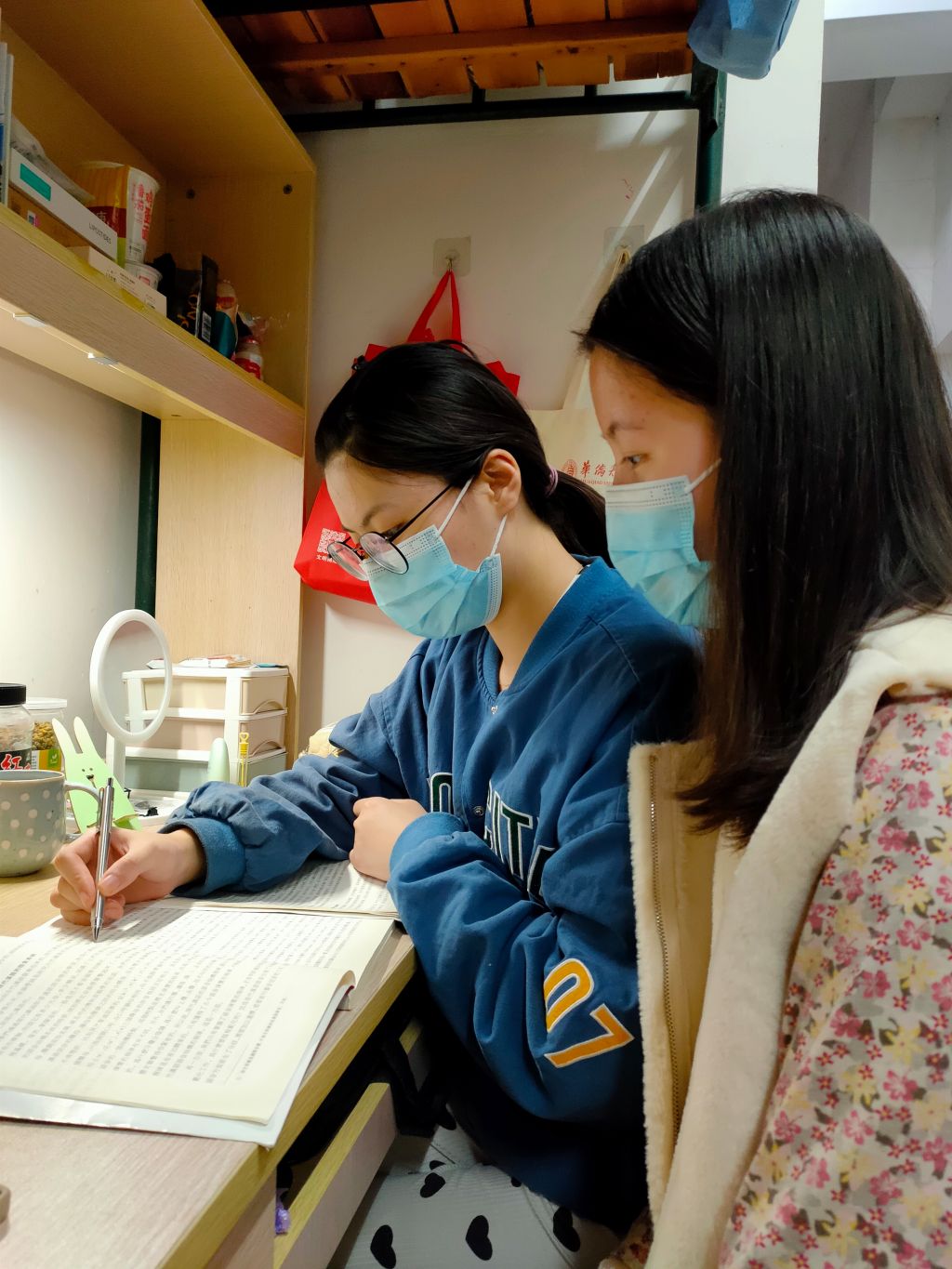 宿舍成员学习互助2.jpg 宿舍成员学习互助2.jpg