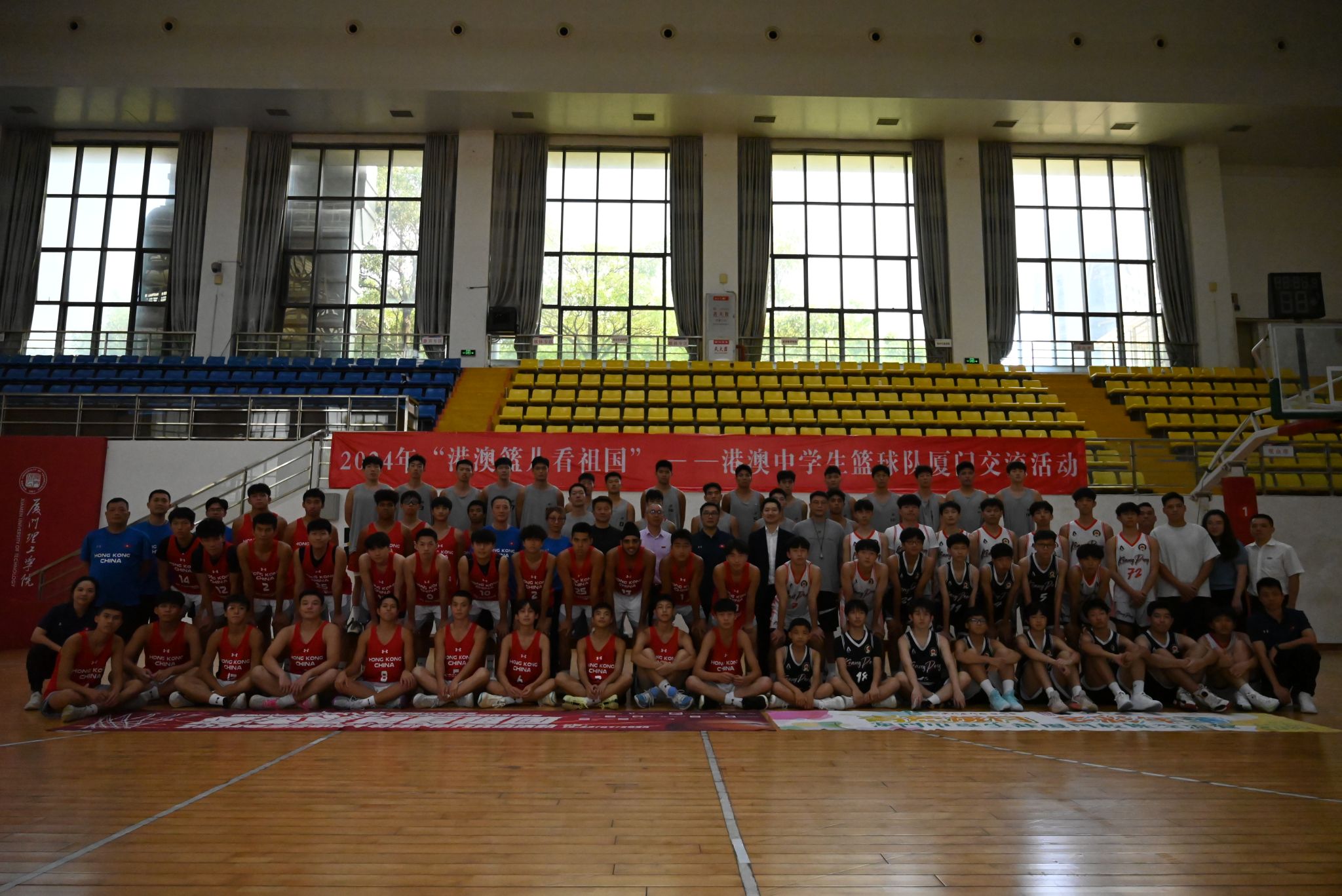 与我校男子篮球队交流.JPG 与我校男子篮球队交流.JPG