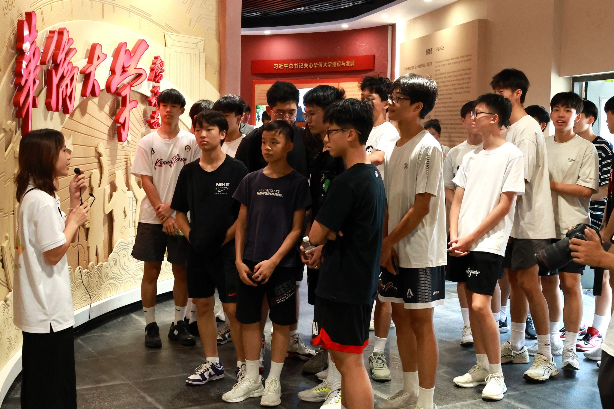 参观校史馆.JPG 参观校史馆.JPG