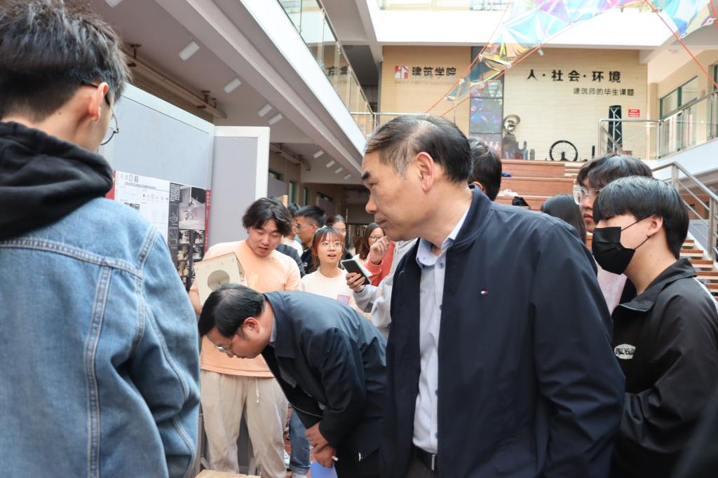 领导浏览1.JPG 领导浏览1.JPG