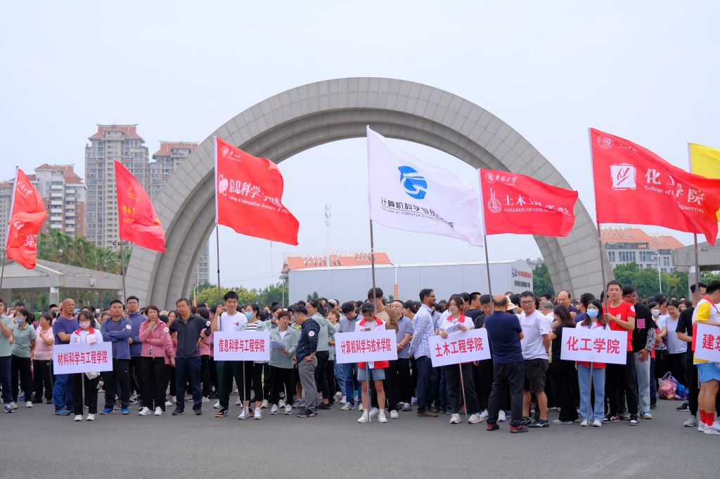 环校走队伍.png 环校走队伍.png