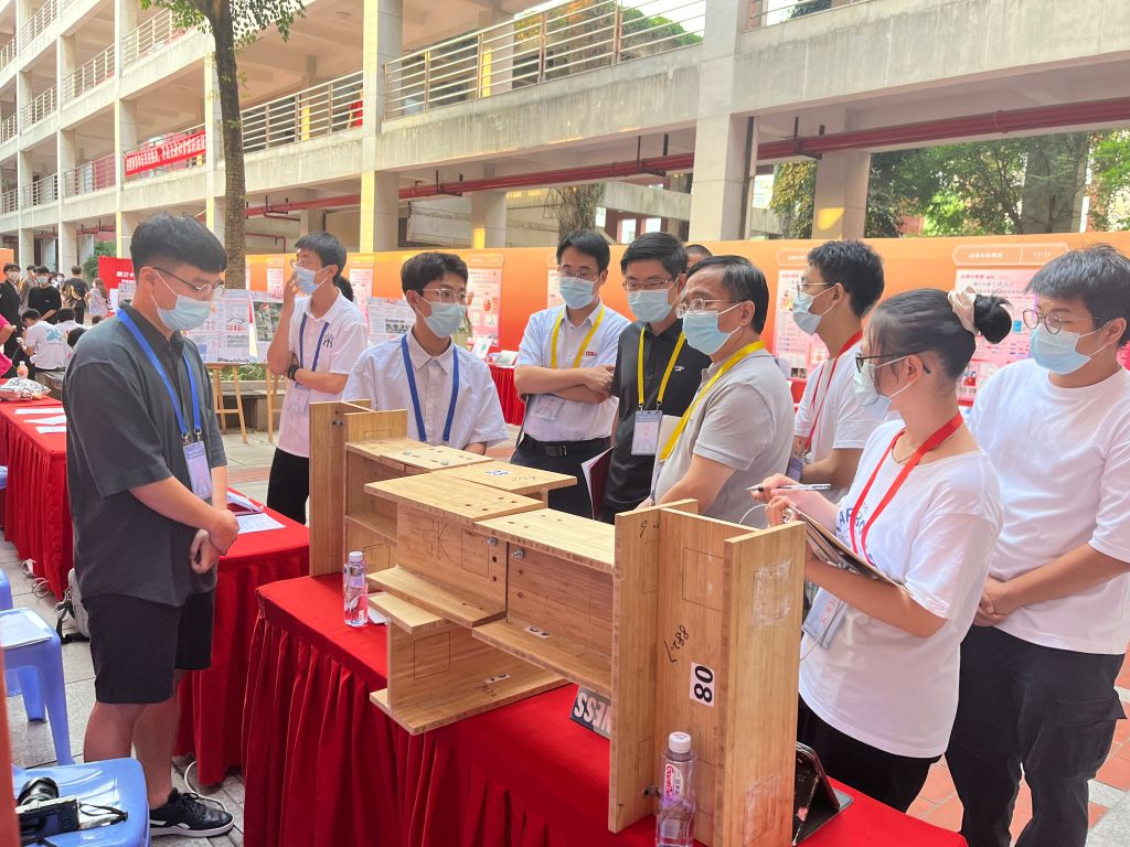 答辩现场2.jpg 答辩现场2.jpg