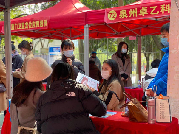 求职学生与用人单位面试官进行交流.jpg