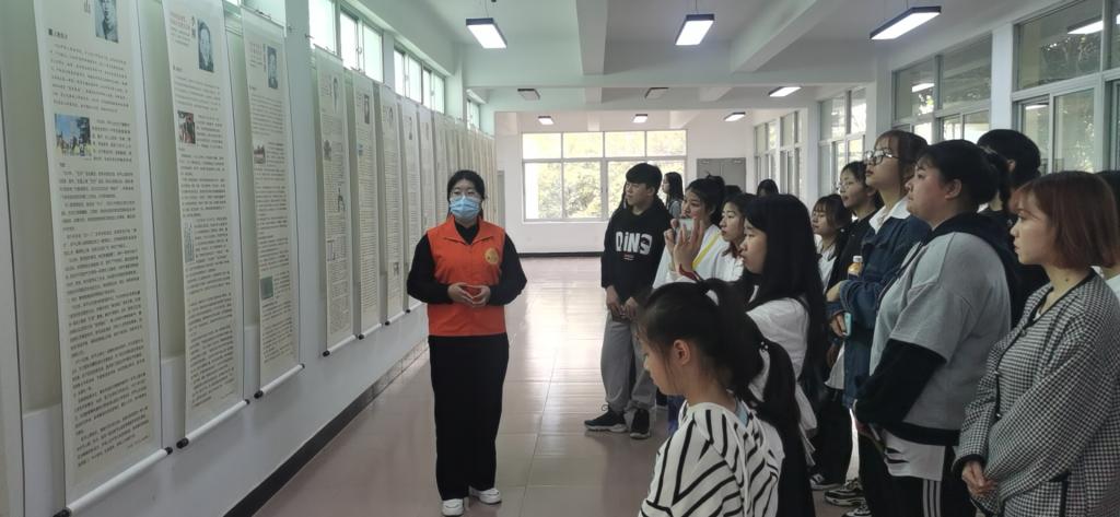 红色志愿讲解队在革命烈士陵园讲解1.jpg 红色志愿讲解队在革命烈士陵园讲解1.jpg