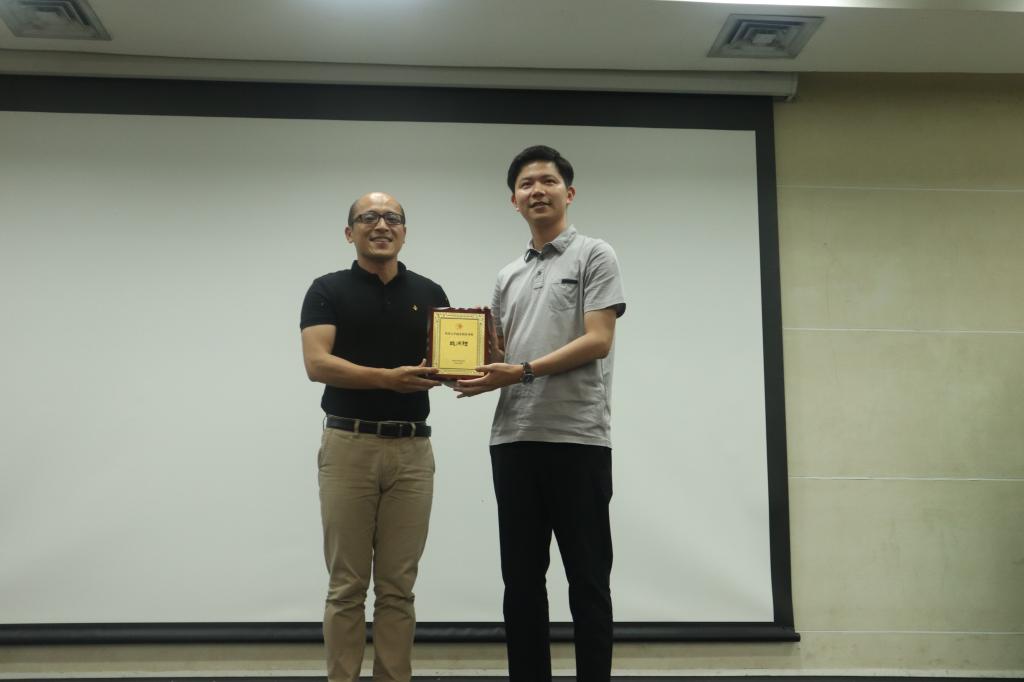 颁发华侨大学就业创业导师证书3.JPG 颁发华侨大学就业创业导师证书3.JPG