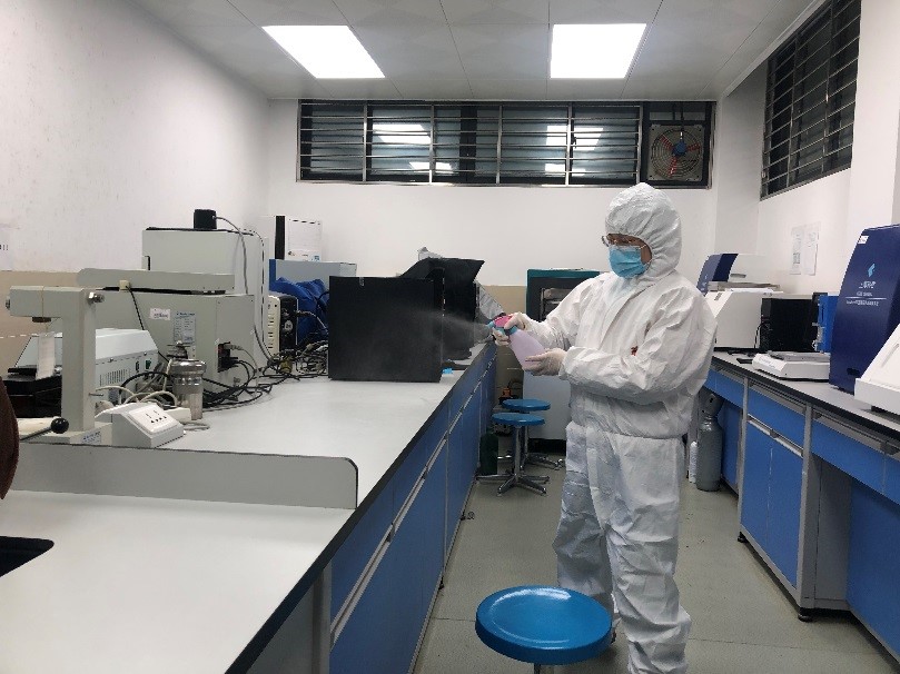 图1 实验员尤小云为同学们消杀复试场地.jpg 图1 实验员尤小云为同学们消杀复试场地.jpg