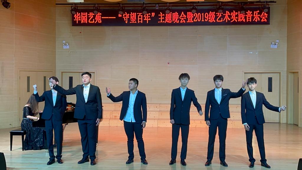 男生小组唱《一切献给党》.jpg