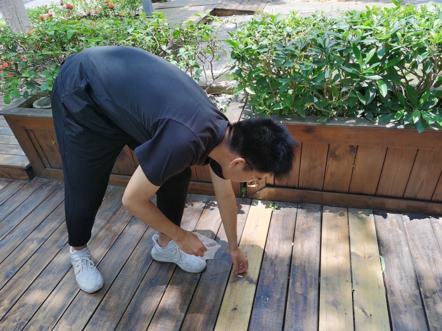 学生志愿者开展校园烟头清理活动.jpg 学生志愿者开展校园烟头清理活动.jpg