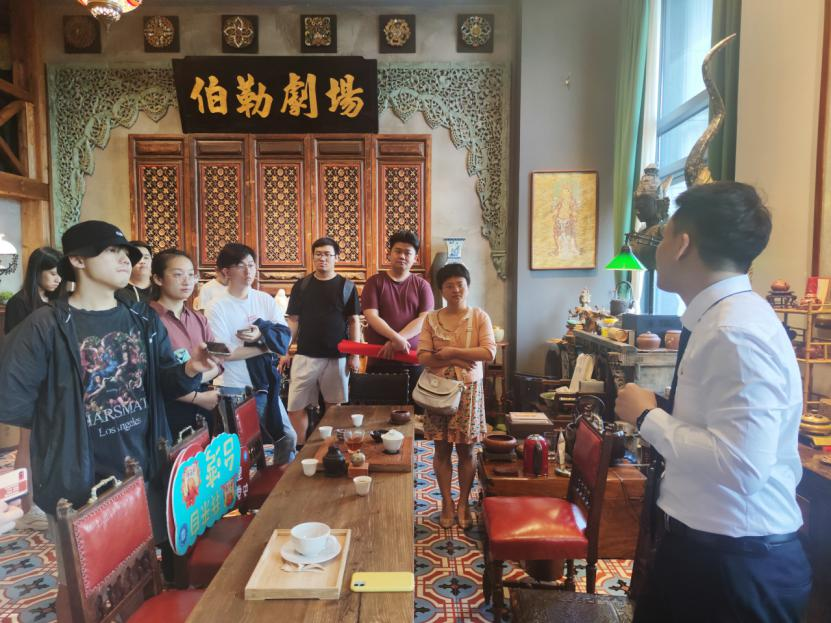 1 师生们聆听伯勒小镇发展史.png