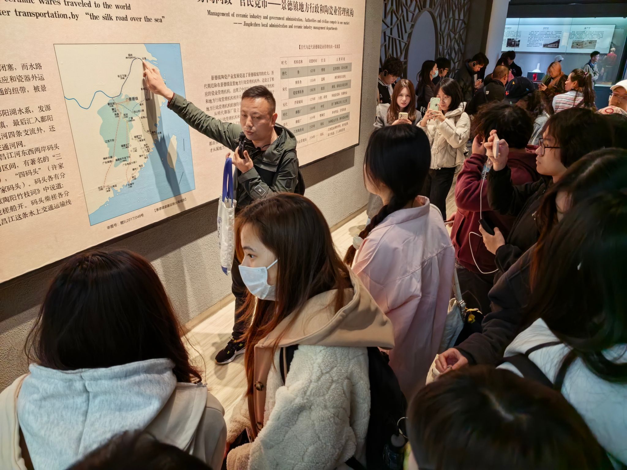 营员们在学习了解景德镇陶瓷发展历史.jpg