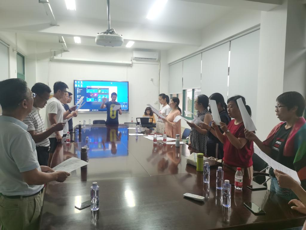 教师党员向春雷老师教唱红歌《我们走在大路上》.jpg 教师党员向春雷老师教唱红歌《我们走在大路上》.jpg